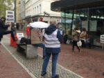 1. Mai, OMAS GEGEN RECHTS Gruppe Hamburg – Süd: Mahnwache zusammen mit dem Bündnis gegen Rechts