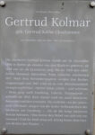 Gedenken und Erinnern beginnt in unserer Nachbarschaft- Die Omas gegen Rechts lesen an der Gedenktafel von Gertrud Kolmar (1894-1943)