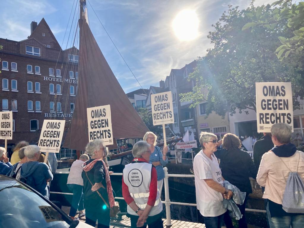 Buxtehude Erste Aktion der neu gegründeten Omas gegen Rechts OMAS GEGEN RECHTS Nord