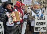 Bremen: Erste Mahnwache der OMAs