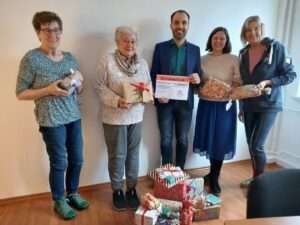 Auf dem Bild von links nach rechts: OMAS Marion und Christa, Benjamin Walczak, Vorsitzender, Saskia Landsiedel, Koordinatorin und Gesa Rogowski, stellvertretende Vorsitzende